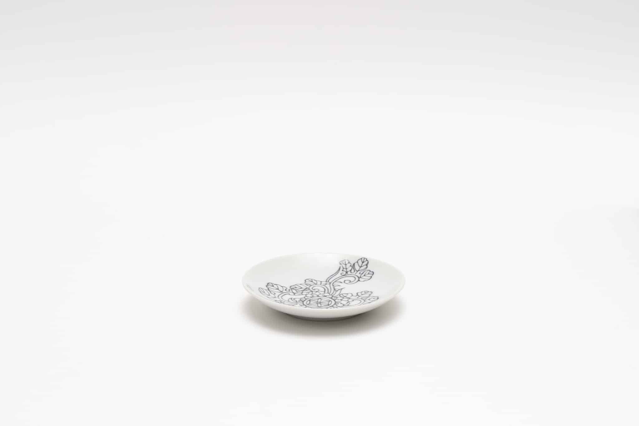 名工 有田焼 年木谷 一峰作 細首 壷 高さ44㎝ 色鍋島 花唐草地紋 縁】有田焼名工 金龍窯博山作 花鳥文鷹図大沈香壷 ペア 高さ