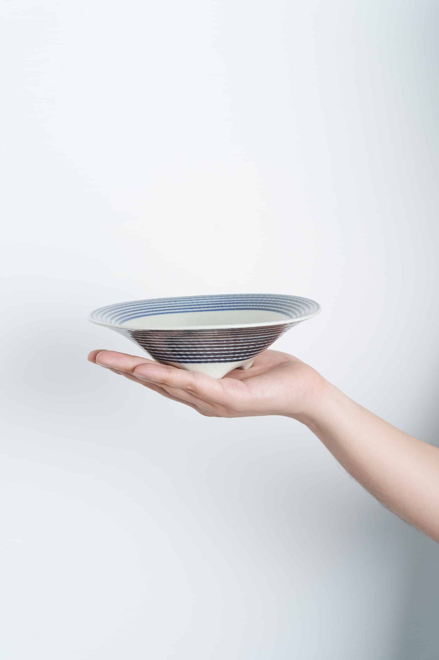 藍駒 三つ足小鉢