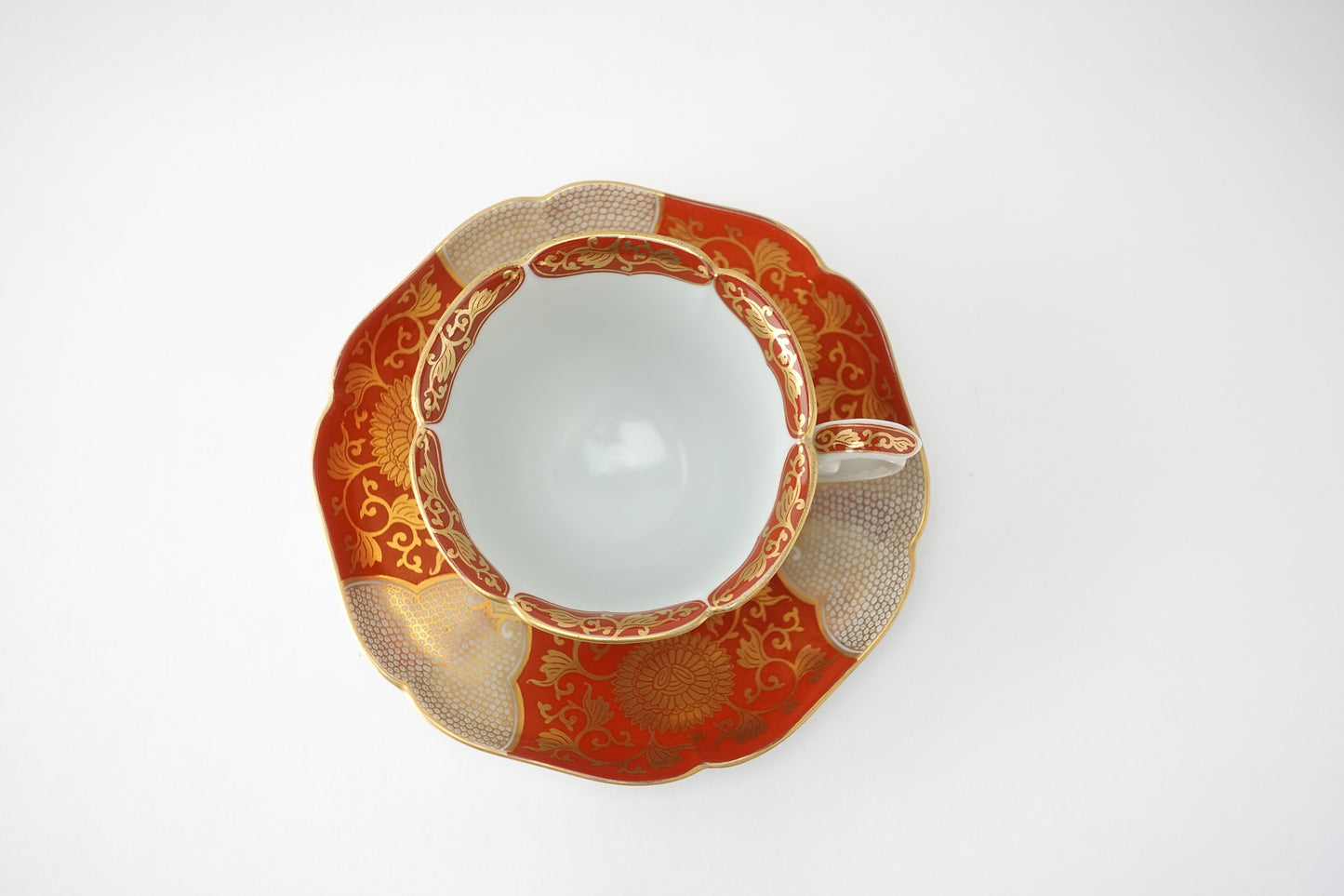 錦赤地金彩菊華紋　紅茶碗皿