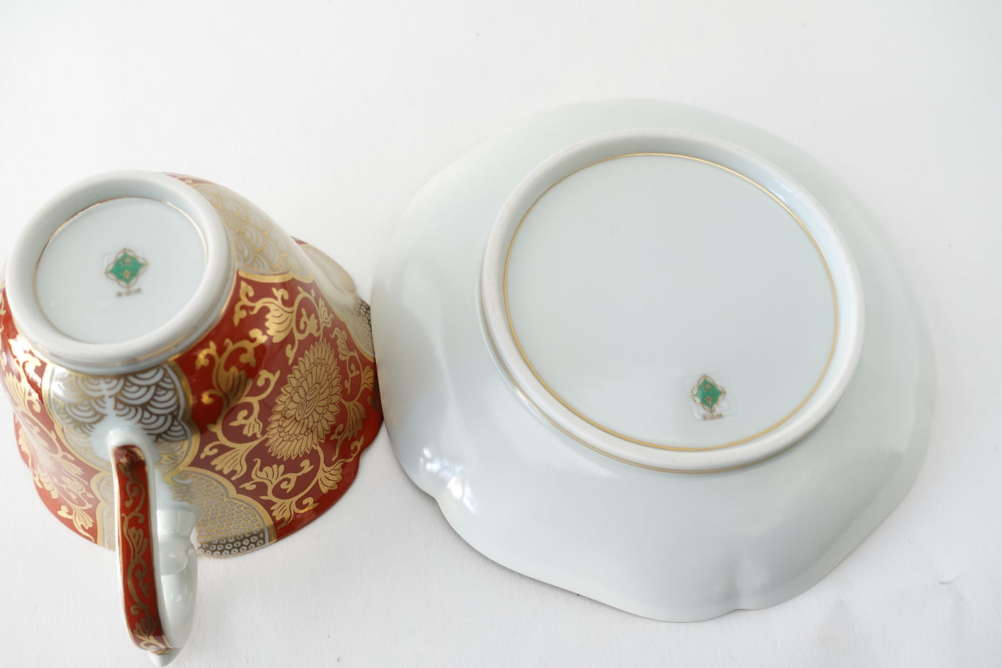 錦赤地金彩菊華紋　紅茶碗皿